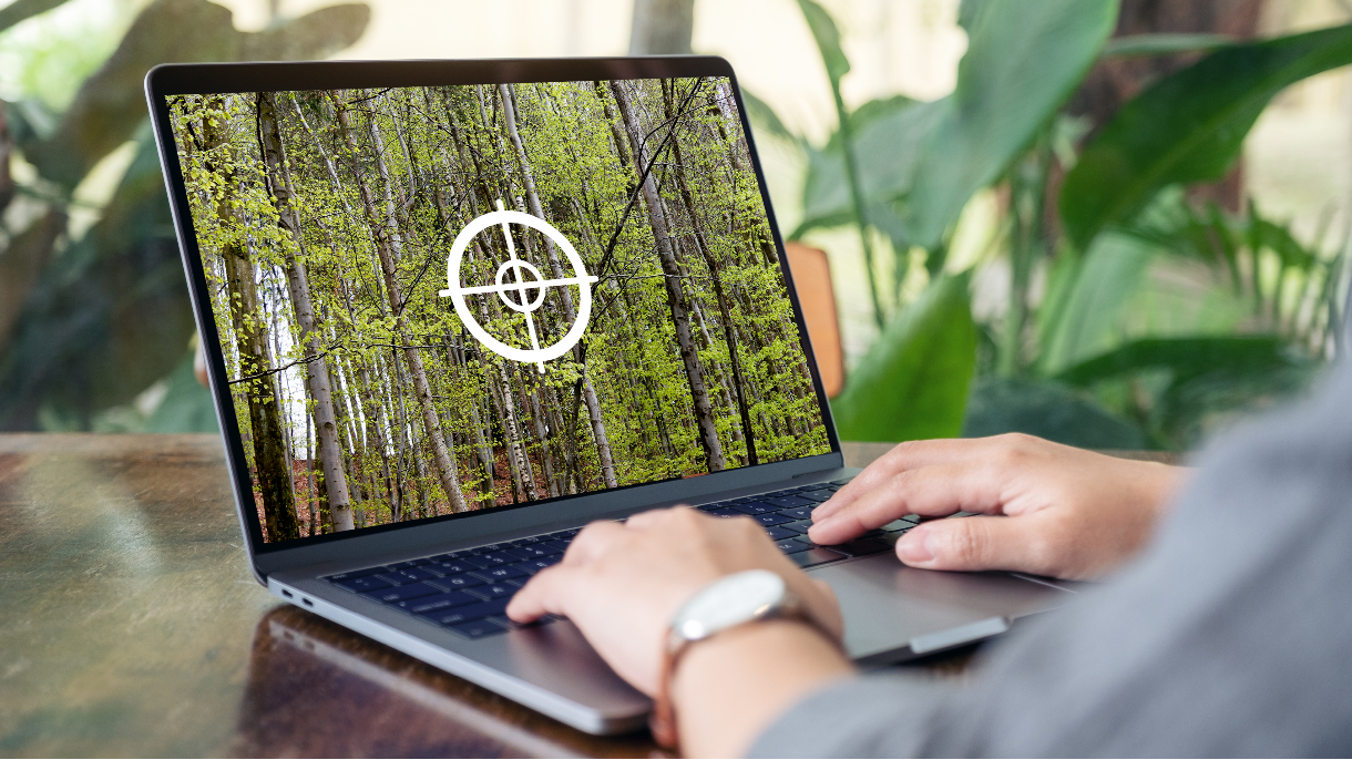 ELAK Mitten ins Ziel, @iStock(c)Farknot_Architect & iStock(c)Tatrano Person benutzt die ELAK-Website auf dem Laptop