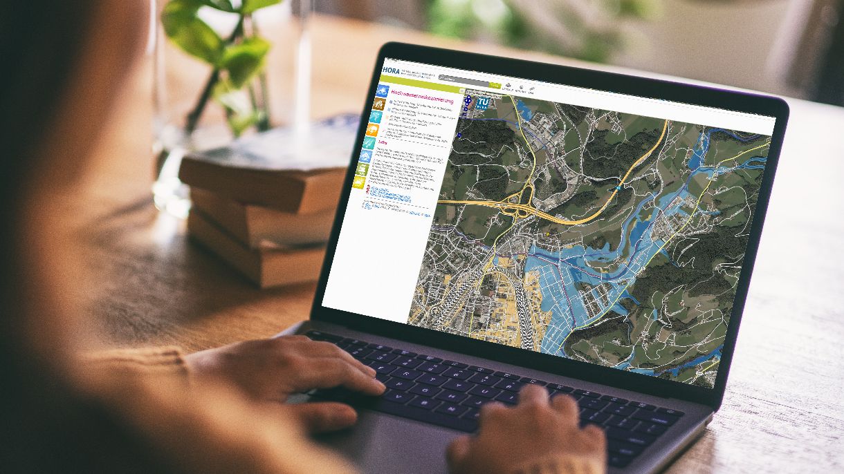 HORA, @HORA - iStock.com/Farknot_Architect Screenshot der HORA Plattform